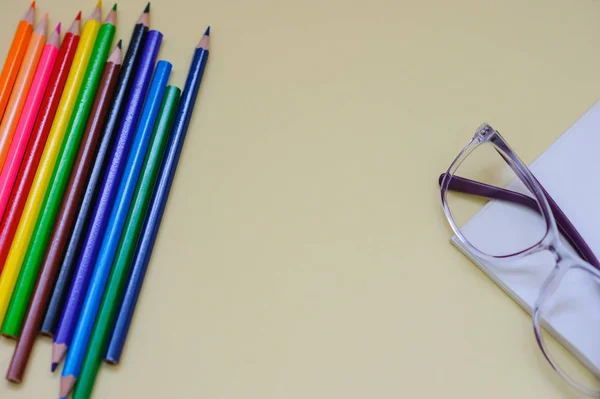 Crayons Couleur Avec Instruments Noyer Vue Dessus Sur Fond Beige — Photo