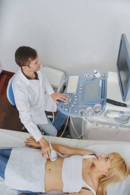 Ultrasonografi muayenesinde pasif hamile kadın.