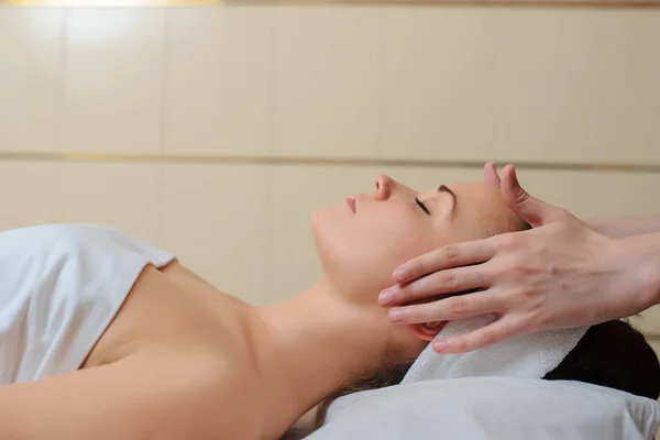 Procedimento Spa Massagem Cabeça Vista Perto Bela Jovem Deitada Costas — Fotografia de Stock