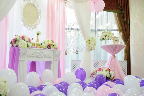 Bir düğün için beyaz, pembe ve mor balonlarla dekorasyon
