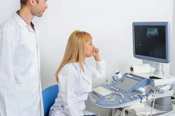 Zwei Ärzte Betrachten Das Ultraschallgerät Einer Arztpraxis — Stockfoto