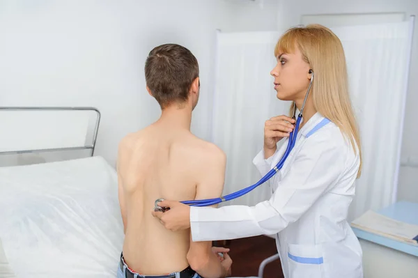 Der Arzt Berät Den Patienten Mit Stethoskop Rücken Rückseite — Stockfoto