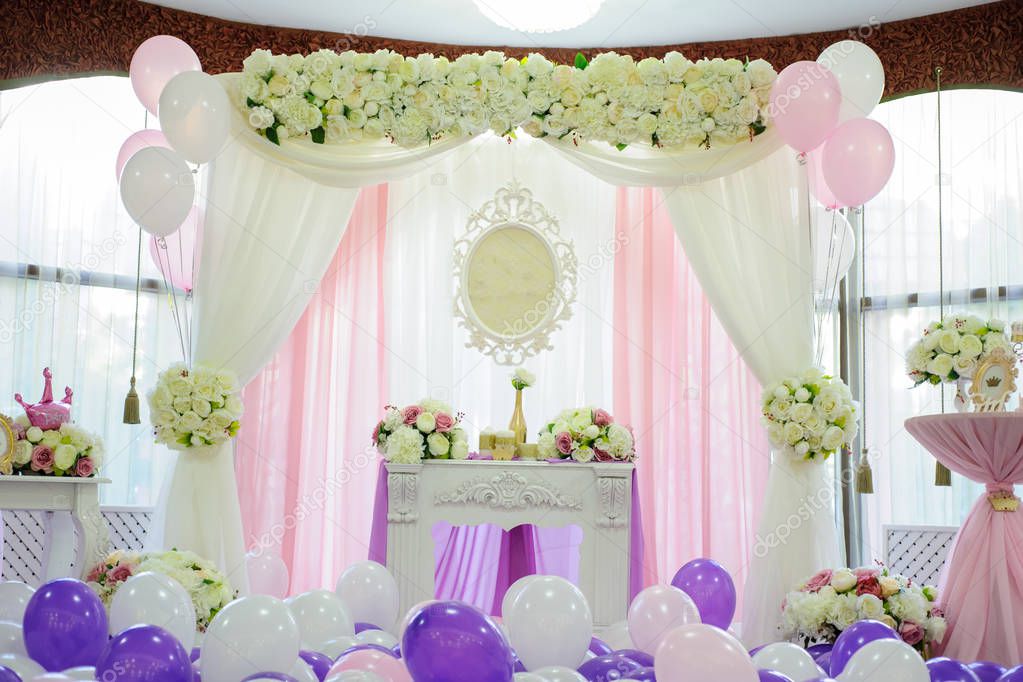 Decoration with white, pink and purple balloons for a wedding