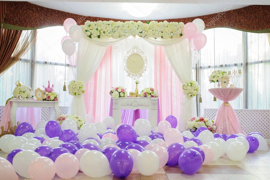 Decoration with white, pink and purple balloons for a wedding