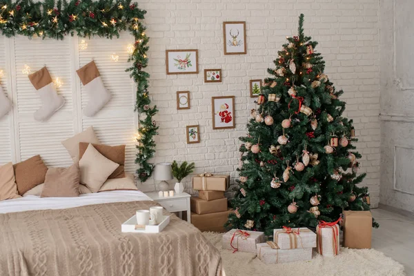 Різдвяна Обстановка Різдвяна Ялинка Подарунками Підлозі Біля Ліжка — стокове фото