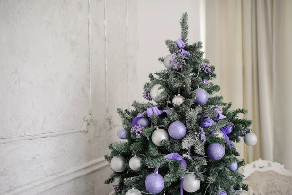 Uma Árvore Natal Com Brinquedos Roxos — Fotografia de Stock