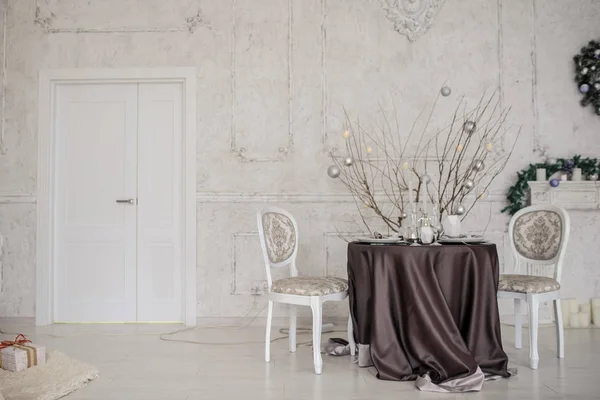 Bir Kış Stüdyo Arka Plan Beyaz Bir Şömine Bir Kapı — Stok fotoğraf