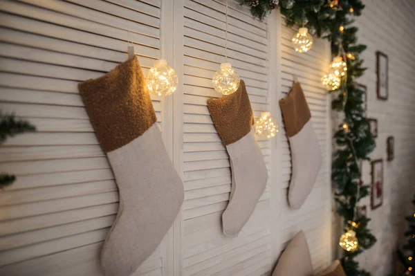 Una Pared Dormitorio Con Calcetines Navidad Colgando Ella — Foto de Stock