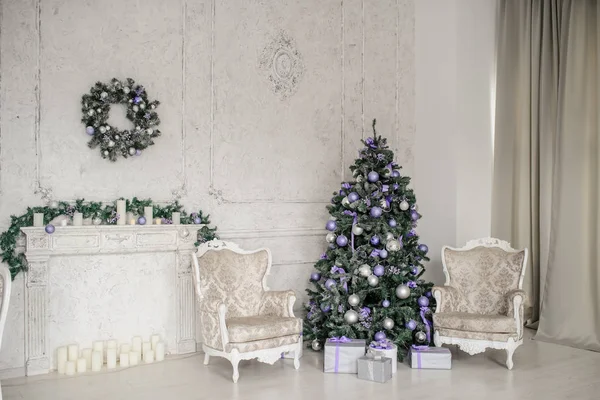 Ambiente Navideño Árbol Con Juguetes Morados Dos Sillones Vintage Una — Foto de Stock