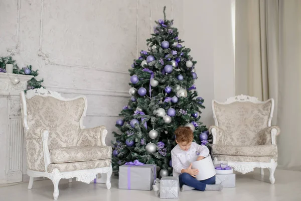 Egy Éves Szőke Fiú Kezében Egy Karácsonyfa Lila Játékok Két — Stock Fotó