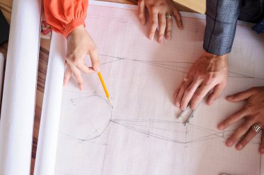 Mimari projeli bir ofis masası