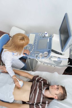 Doktor muayenesi ultrasonografi cihazı ile karın bir adam
