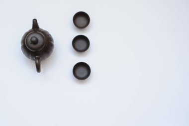 Üç bardak ile bir su ısıtıcısı