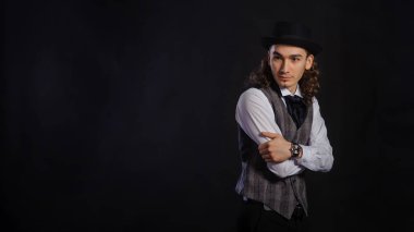 Beyaz gömlekli, takım elbiseli ve şapkalı yakışıklı beyaz genç adam.
