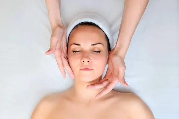 Lázeňská procedura obličejovou masáž. — Stock fotografie