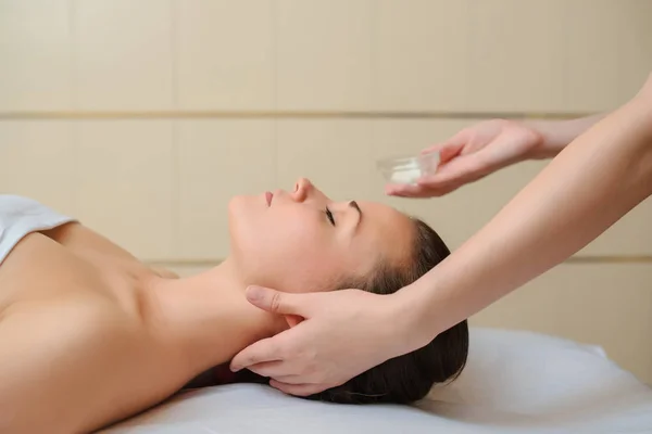 Procedimento de spa de massagem no pescoço — Fotografia de Stock