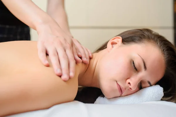 Spa förfarande för ryggmassage. — Stockfoto