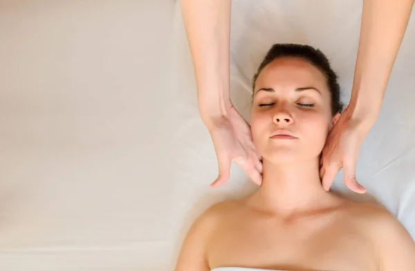 Procedimento de spa de massagem no pescoço . — Fotografia de Stock