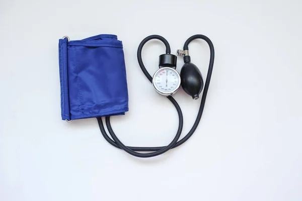 Un stetoscop, vedere de aproape, fundal alb — Fotografie, imagine de stoc