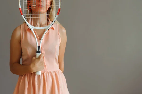 Une jolie blonde avec une palette de tennis — Photo