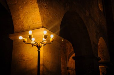 Eski gotik kilisede avize