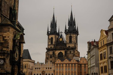 Eski gotik kilise üç yastıktan oluşur.
