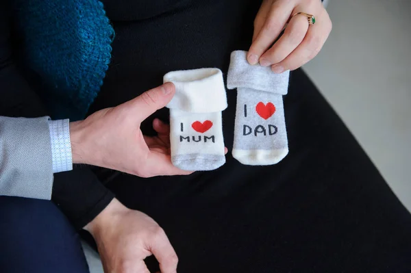 Müstakbel Anne Babalar Ellerinde Bebek Çorapları Tutuyorlar Annemi Seviyorum Babamı — Stok fotoğraf