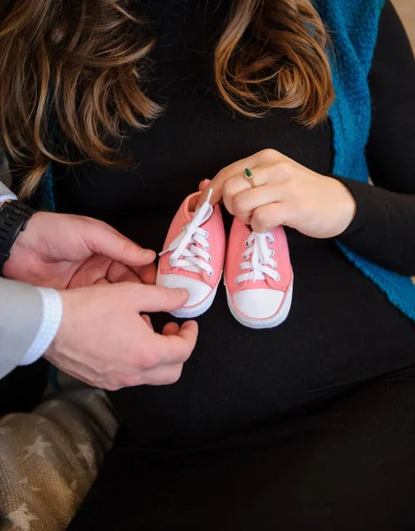 Przyszli Rodzice Trzymający Rękach Różowe Buty Dziecka — Zdjęcie stockowe