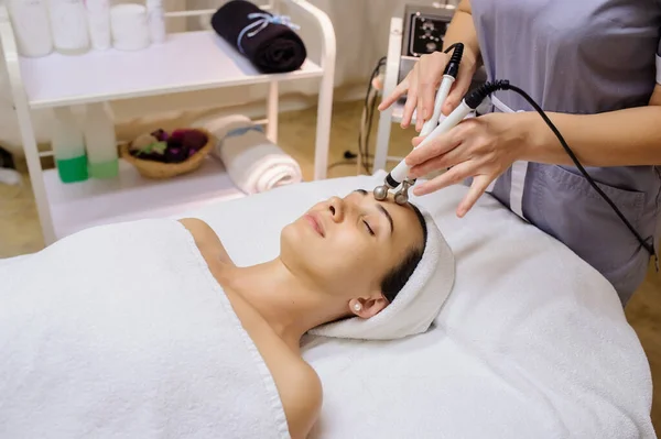 Lateral View Woman Facial Massage Spa Procedure Electric Stimulation Facial — Stock Photo, Image