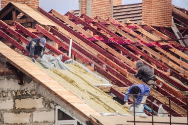 İnşaatta yüksek bir binanın çatısında.