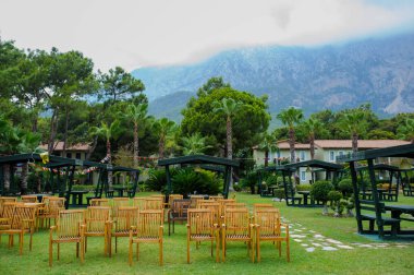Türkiye 'de bir otelde sinema salonu olarak dizilmiş ahşap sandalyeler