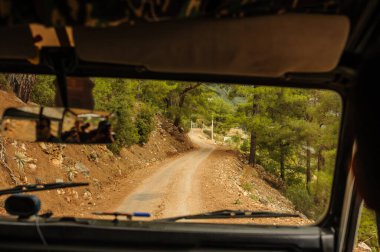 Dağlarda bir cip gezisi