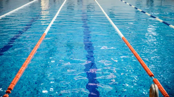 一个竞赛游泳池的跑道 — 图库照片