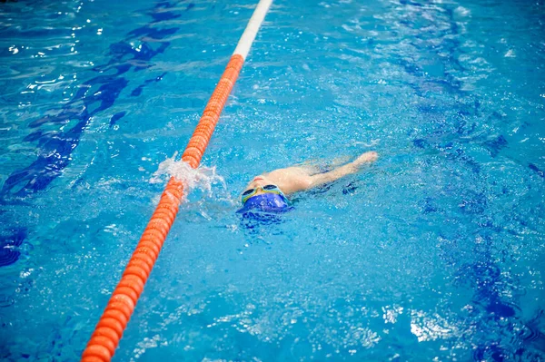 Letni Chłopiec Pływa Backstroke Basen Dla Konkurencji — Zdjęcie stockowe