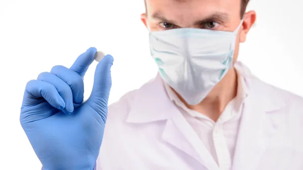 Medico Mascherato Uniforme Bianca Che Guarda Una Pillola Bianca Che — Foto Stock