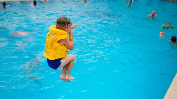 Menino Loiro Anos Colete Salva Vidas Pulando Piscina Hotel Turquia — Fotografia de Stock