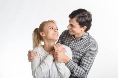 Beyaz bir arka planda resmi giyinmiş yetişkin kız ve erkek kardeşler.