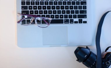 bir dizüstü bilgisayar, gözlük ve kamera kompozisyonu