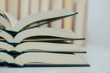 Masanın üzerinde kitaplar olan kompozisyon
