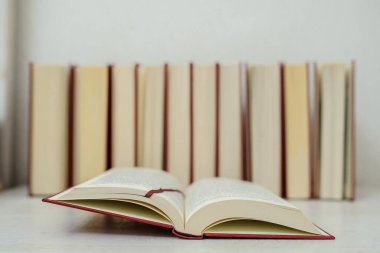 Masanın üzerinde kitaplar olan kompozisyon