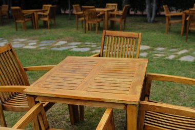 Türkiye 'de bir otelde masalı ahşap sandalyeler