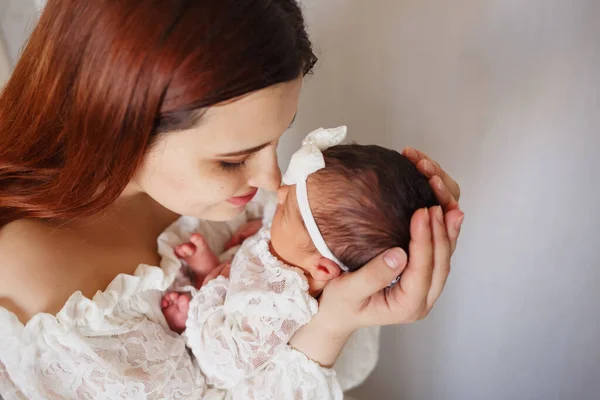 Orgogliosa Madre Con Piccola Neonata Che Dorme Tra Braccia — Foto Stock