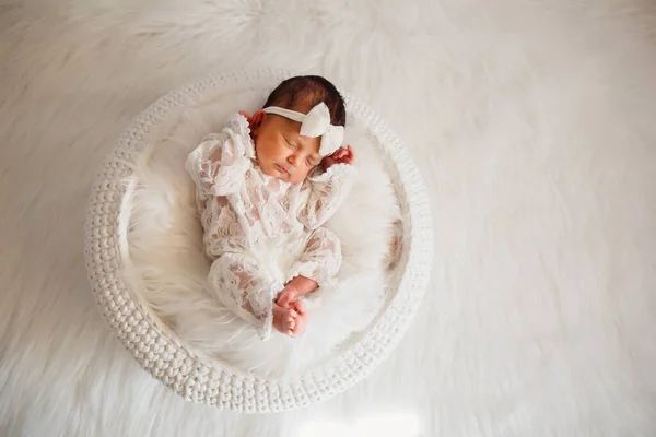 Newborn Baby Girl Sleeps White Basket Covered Fur Blanket White — Stock Photo, Image