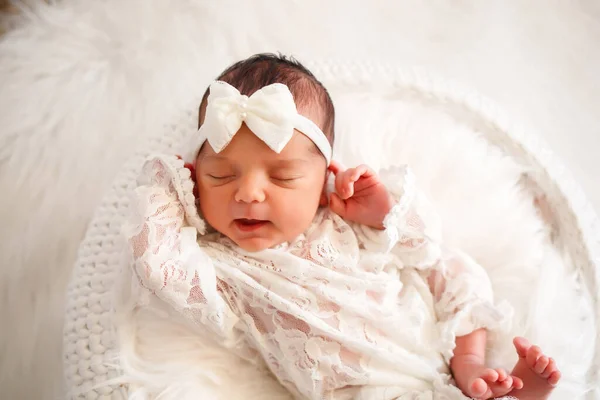 Newborn Baby Girl Sleeps White Basket Covered Fur Blanket White — Stock Photo, Image