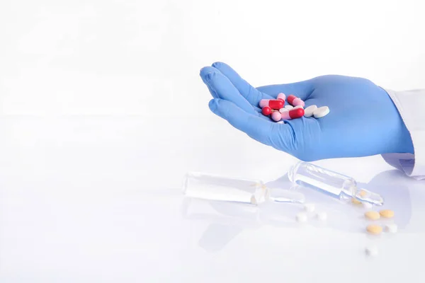 Különböző Színű Tablettákat Tartó Orvos Kezei Ampullák Gyógyszerrel — Stock Fotó