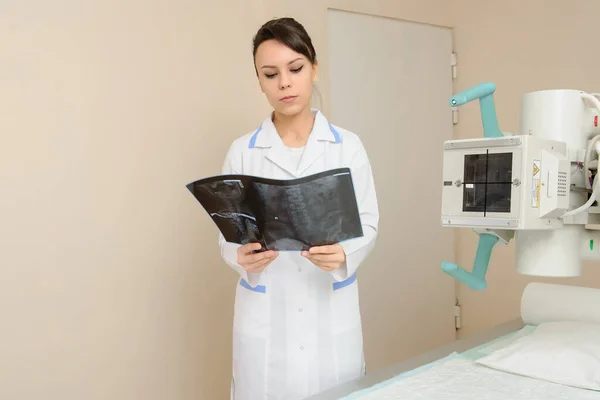 Kvinnlig Läkare Tittar Patienten Ryggmärgsröntgen Radiolog Skåp Medicinsk Utrustning Bakgrunden — Stockfoto