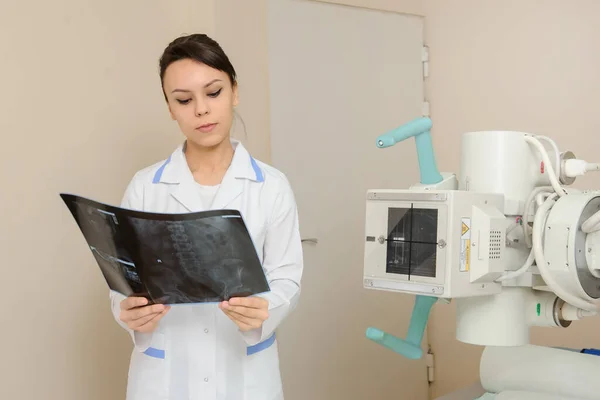 Kvinnlig Läkare Tittar Patienten Ryggmärgsröntgen Radiolog Skåp Medicinsk Utrustning Bakgrunden — Stockfoto