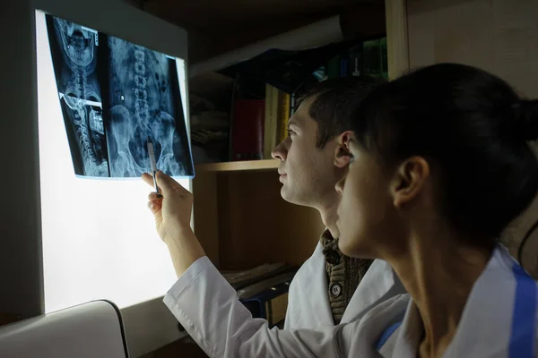 Vista Laterale Immagine Due Medici Che Esplorano Radiografia Spinale Regione — Foto Stock