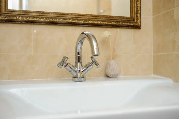 Mezclador Grifo Plata Lavabo Blanco Hermoso Baño — Foto de Stock