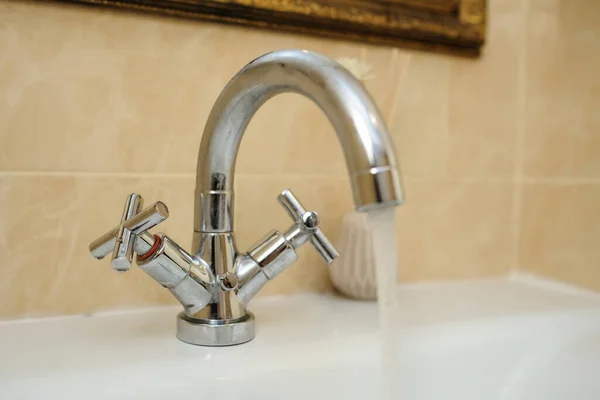 Mezclador Grifo Plata Con Gota Agua Lavabo Blanco Hermoso Baño — Foto de Stock